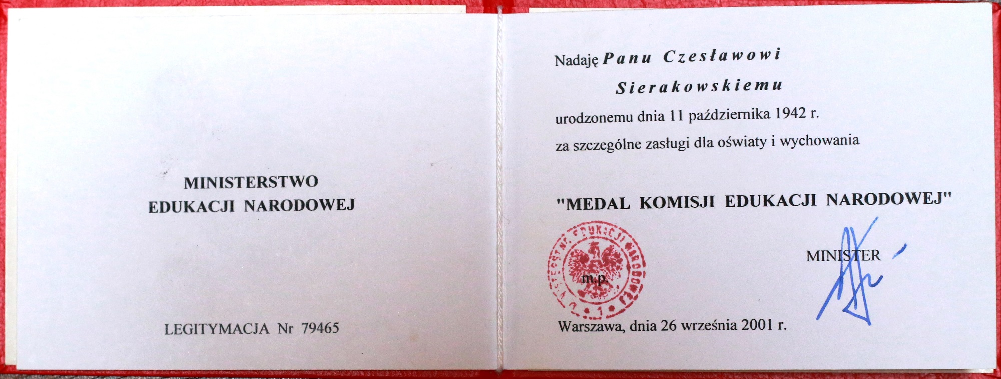 Legitymacja do Medalu Komisji Edukacji Narodowej za szczeg&oacute;lne zasługi dla oświaty i wychowania nadanego przez Ministra Edukacji Narodowej w 2001 roku